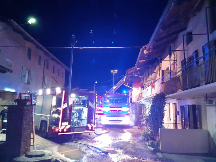 Ivrea, a fuoco nella notte tetto di una palazzina: famiglie sfollate