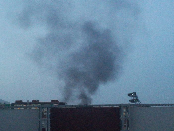 Fumo visibile da tutta la città: in fiamme un camper in un parcheggio di corso Dante