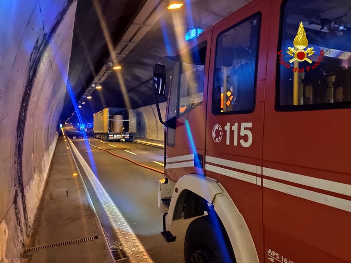 Il mezzo incendiato e i soccorsi Il mezzo incendiato e i soccorsi