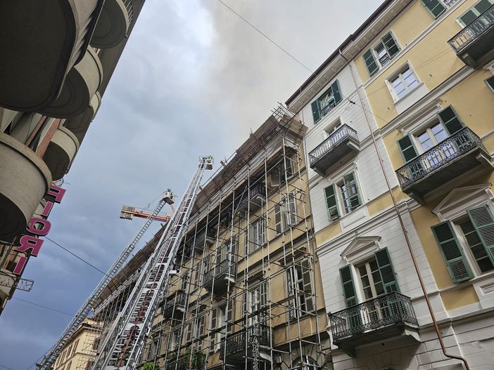 vigili del fuoco spengono incendio vigili del fuoco spengono incendio