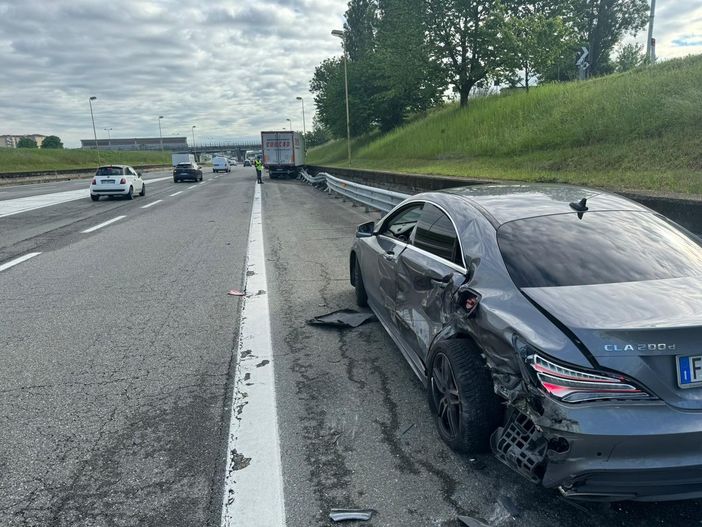Scontro tra auto e camion sulla Torino - Pinerolo, cinque coinvolti: traffico rallentato