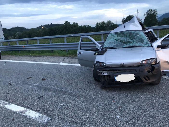 Tragedia sulla A5, tir travolge un'auto: morta una mamma, grave una bimba
