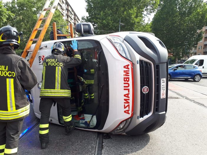 Scontro tra un'auto e un'ambulanza in corso Unione Sovietica