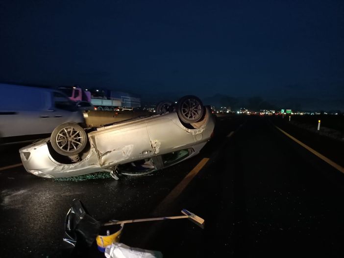 auto ribaltata in tangenziale