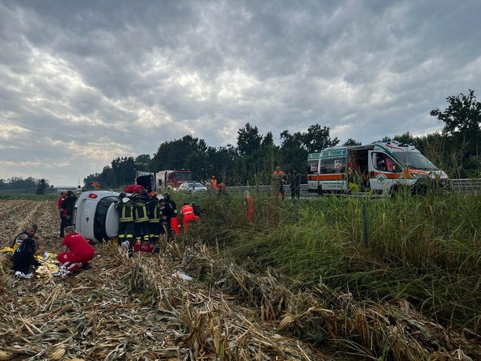 Ancora un incidente sull’A5: auto esce di strada e si ribalta, 4 feriti