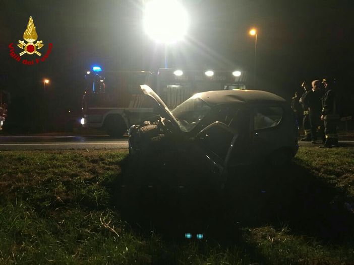 Incidente a Bruzolo: i vigili del fuoco liberano il conducente di un'auto finita fuori strada