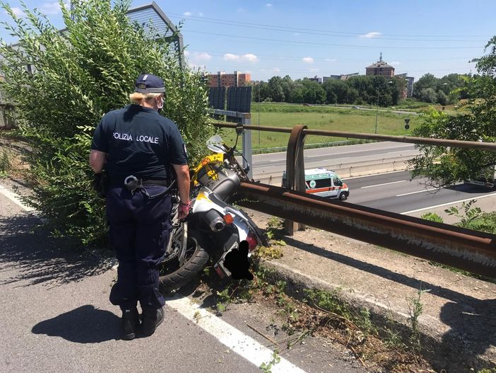 Nichelino, si schianta con la moto della scuola guida sul cavalcavia della tangenziale Nichelino, si schianta con la moto della scuola guida sul cavalcavia della tangenziale