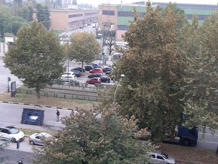 Cade un grosso stampo da un camion in corso Unione Sovietica, traffico rallentato