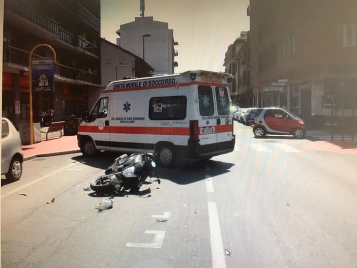 A Nichelino scontro in pieno centro tra auto e motociclo A Nichelino scontro in pieno centro tra auto e motociclo