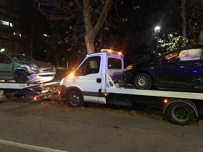 Brutto incidente a Nichelino, due feriti e una fioriera distrutta il bilancio