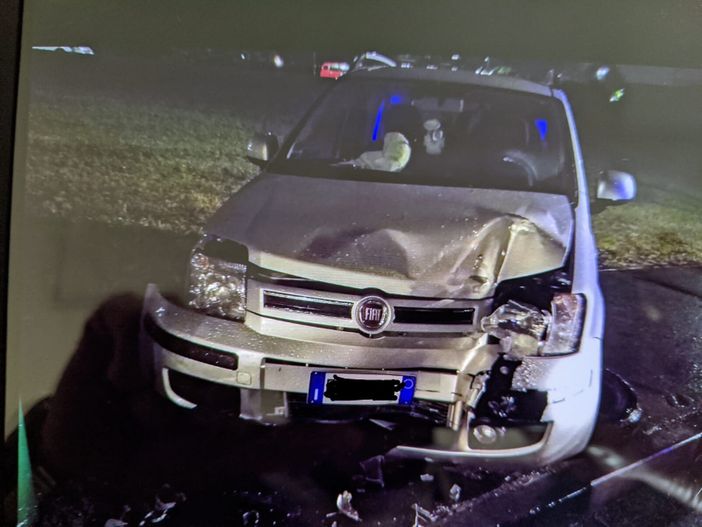 Ubriaco, abbatte un palo della luce in piazza Polonia