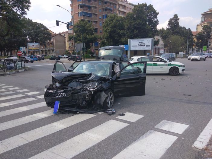 Incidente automobilistico con danni alle vetture coinvolte Incidente automobilistico con danni alle vetture coinvolte