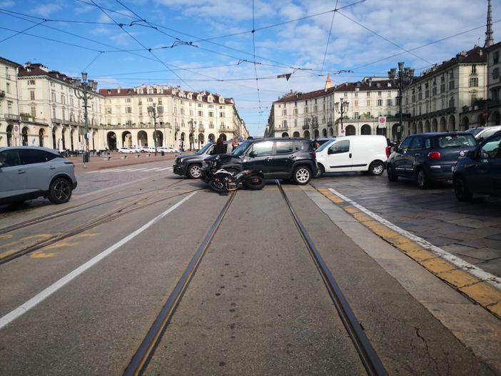 Scontro tra auto e moto in piazza Vittorio, disagi al traffico: 13 bloccato
