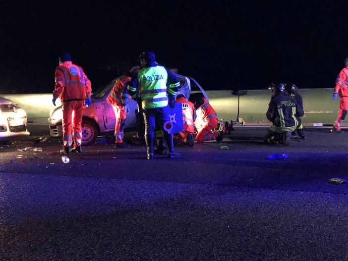 Schianto nella notte in tangenziale: un'auto si ribalta all'uscita di corso Regina Margherita