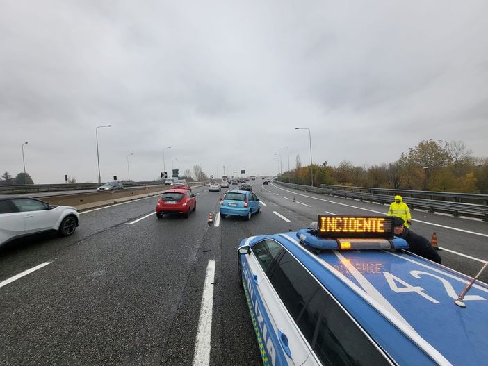 Giornata da incubo in tangenziale: due incidenti, cinque feriti e traffico in tilt