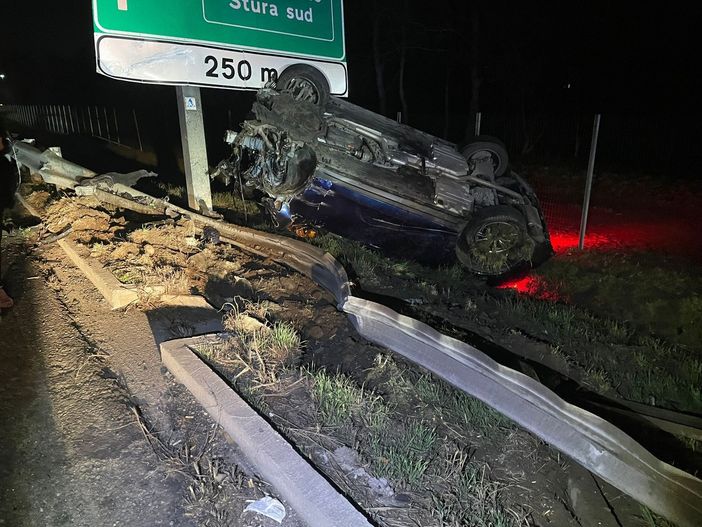 Automobile ribaltata dopo un incidente