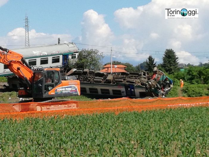 "Un rumore fortissimo, la casa ha tremato, poi una nuvola di fumo e le urla dei feriti" (FOTO E VIDEO GALLERY)