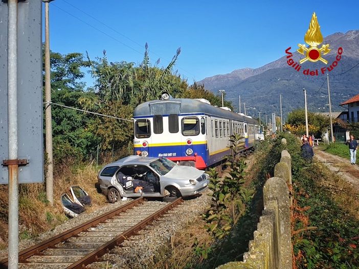 Valperga, il treno travolge un'automobile: sul posto il 118 e l'elicottero dei vigili del fuoco [FOTO e VIDEO]