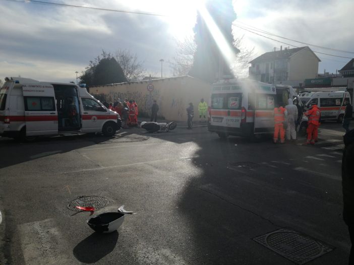 Incidente moto-auto in via Chambery, con autoambulanze