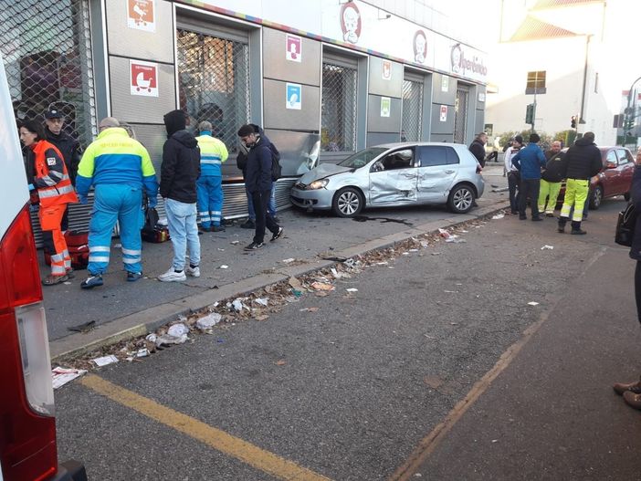 Grave incidente in via De Sanctis, Golf investe pedone: donna di 36 anni ricoverata in prognosi riservata al Maria Vittoria