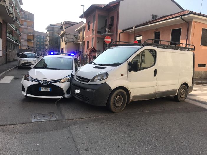 Nichelino, pattuglia della Polizia locale travolta da autocarro che non rispetta lo stop
