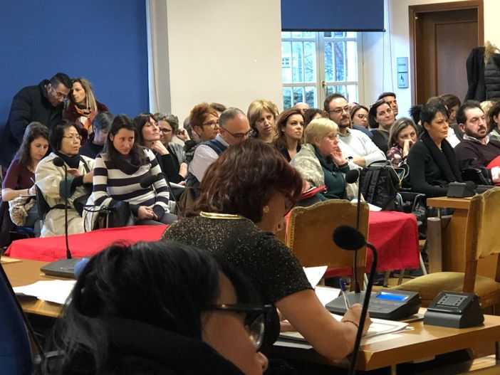 Collegno, sala piena per "Aiutami ad aiutarti"