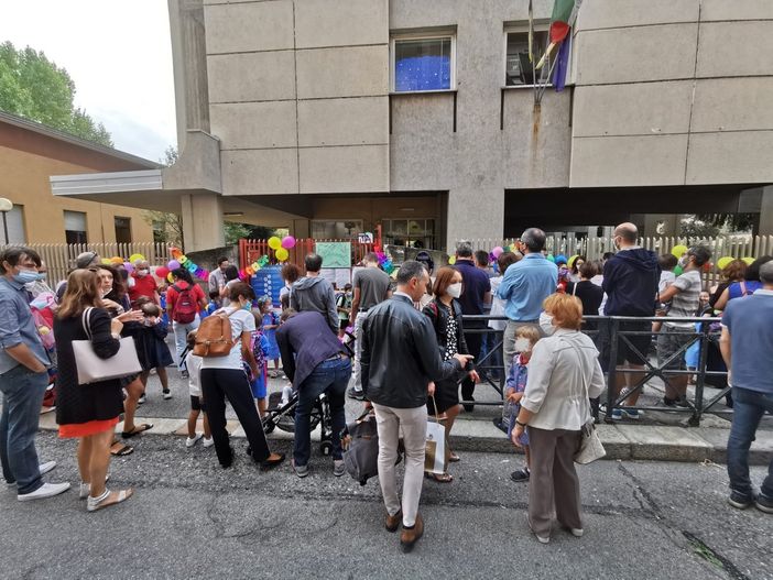 L'ingresso a scuola delle prime all'Elementare Montalcini, quartiere Cit Turin