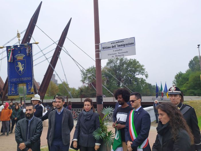 Il ponte pedonale sulla Dora di Via Livorno intitolato alle “Vittime dell'immigrazione” [VIDEO]