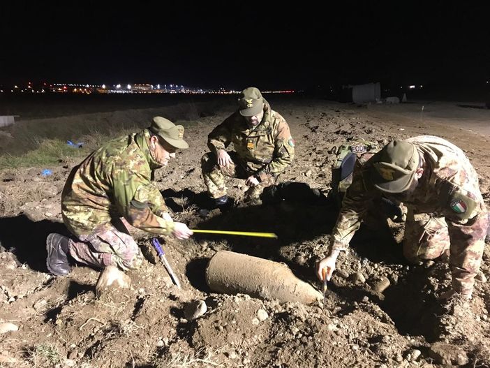 Bomba a Caselle, gli artificieri intervengono per rimuovere il residuato bellico (FOTO)