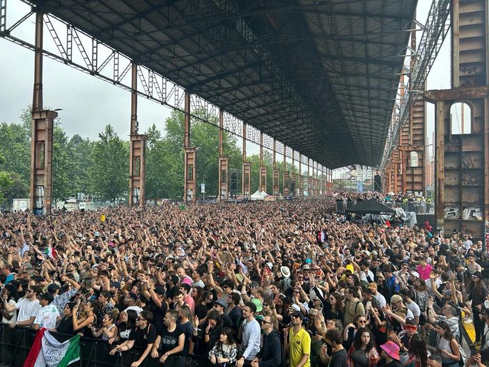 Kappa di pioggia al FuturFestival: in migliaia al Parco Dora sfidano il maltempo Kappa di pioggia al FuturFestival: in migliaia al Parco Dora sfidano il maltempo