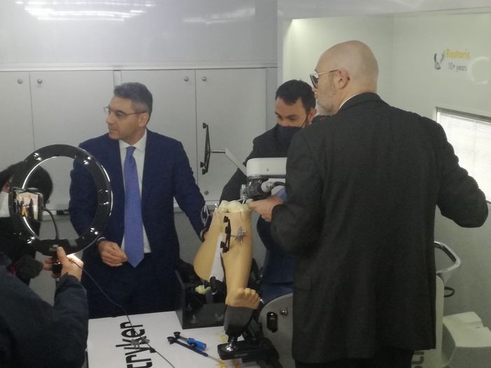 medici che eseguono una dimostrazione