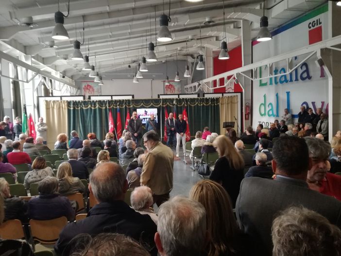 L'ultimo saluto commosso a Dante Ajetti, tra occhi lucidi e Bandiera Rossa