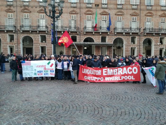 Embraco, sindacati: "Il ministro non se ne andrà da Torino senza un accordo" (FOTO E VIDEO)