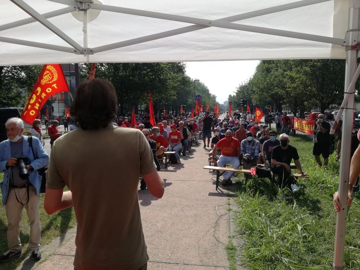 Dall'alba presidio Fiom davanti alla Porta Due