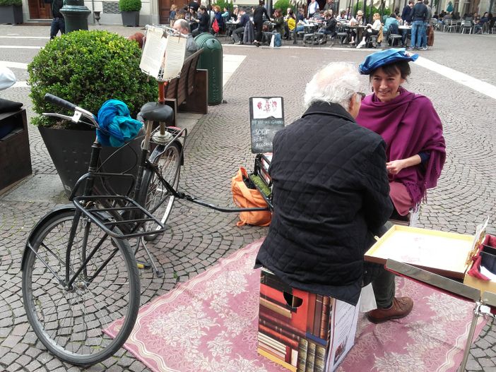Chiara Trevisan: la lettrice vis à vis di piazza Carignano (FOTO)