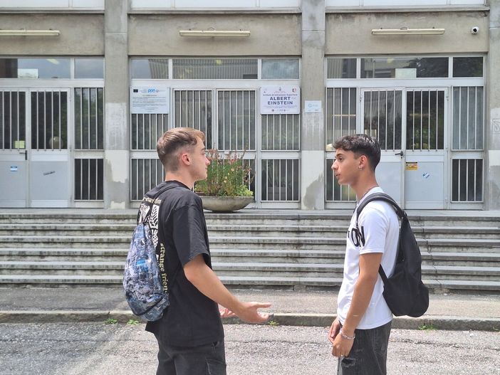 Al Liceo scientifico Einstein escono i primi maturandi: &quot;In molti abbiamo scelto la traccia sul mondo del digitale&quot;