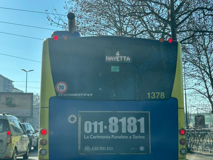 Foto di archivio di un autobus navetta della linea 4 Foto di archivio di un autobus navetta della linea 4