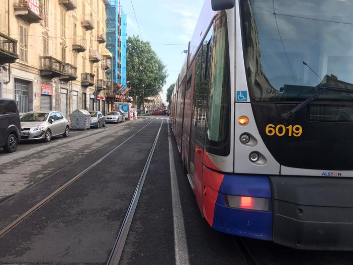 Sospetto ordigno alla fermata Dora: deviato il tram 4, intervento degli artificieri