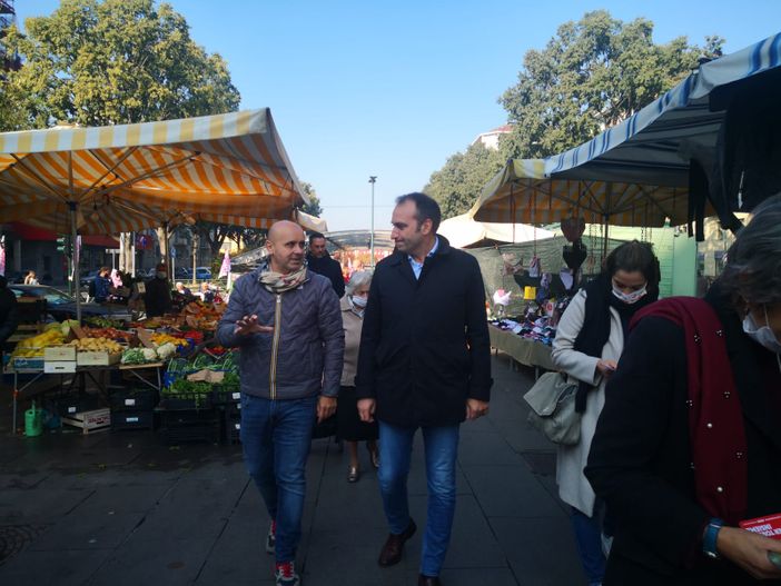 Lo Russo al mercato di corso Spezia: "Riapriremo l'anagrafe" Lo Russo al mercato di corso Spezia: "Riapriremo l'anagrafe"