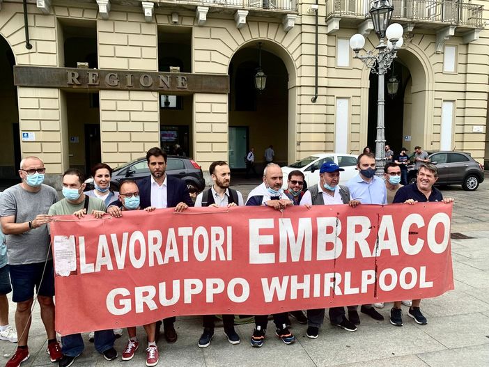 Alcuni esponenti del Pd hanno incontrato gli operai ex Embraco in piazza Castello Alcuni esponenti del Pd hanno incontrato gli operai ex Embraco in piazza Castello