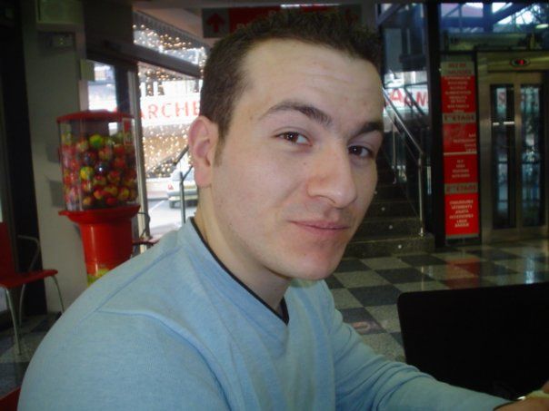 Orbassano, si scontra con due auto e finisce fuori strada: morto