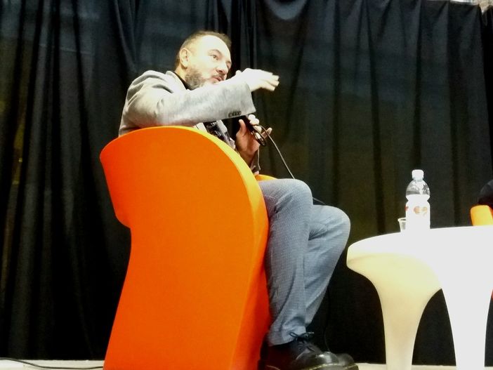 Carlo Lucarelli alla Cascina Roccafranca: intervista al narratore da taverna, tra gialli e tortellini Carlo Lucarelli alla Cascina Roccafranca: intervista al narratore da taverna, tra gialli e tortellini