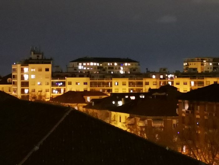 Migliaia di luci in balcone illuminano la notte di Torino: “Coronavirus, vinceremo noi” [VIDEO]