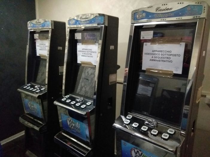 Sequestro di slot machine in un locale di piazza Villari Sequestro di slot machine in un locale di piazza Villari