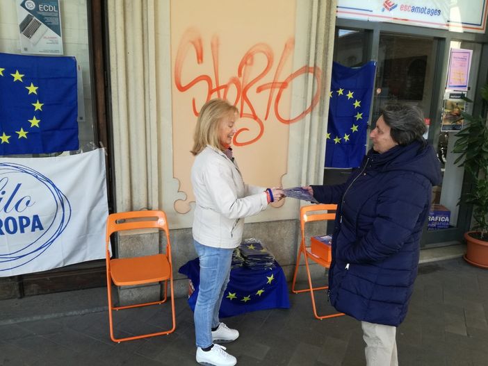 Madamin, circa 100 bandiere dell'Europa già distribuite a metà giornata Madamin, circa 100 bandiere dell'Europa già distribuite a metà giornata