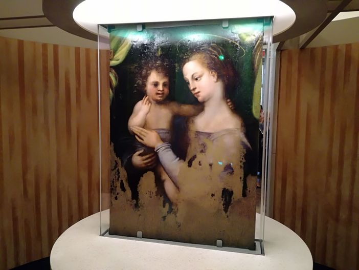 A Torino Palazzo Madama si fa cornice e ospita una Madonna ritrovata, sopravvissuta alla furia del Tevere (FOTO) A Torino Palazzo Madama si fa cornice e ospita una Madonna ritrovata, sopravvissuta alla furia del Tevere (FOTO)