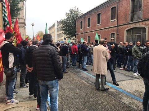 Si torna a trattare per il futuro di 452 lavoratori Mahle, domani sciopero e presidio: "Ritiro dei licenziamenti unico margine di trattativa"