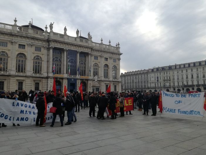 Crisi Mahle, in piazza Castello i lavoratori di La Loggia e Saluzzo: "Ritirare i licenziamenti, la Regione è con noi"
