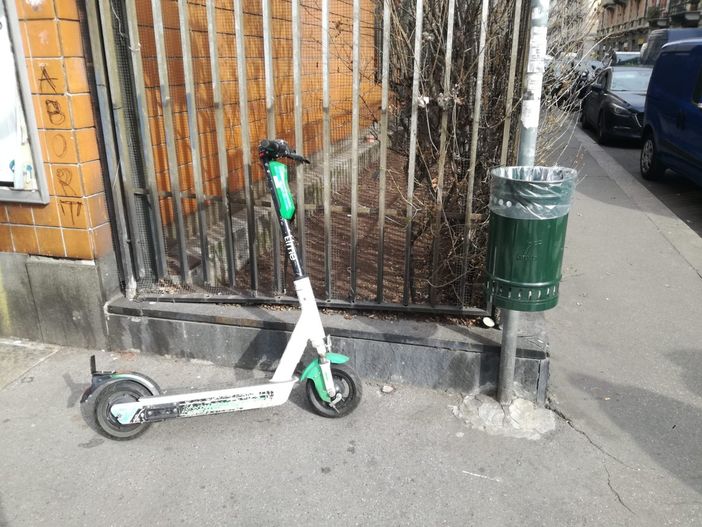 monopattino parcheggiato male