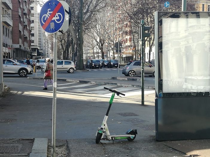 Monopattino parcheggiato male Monopattino parcheggiato male